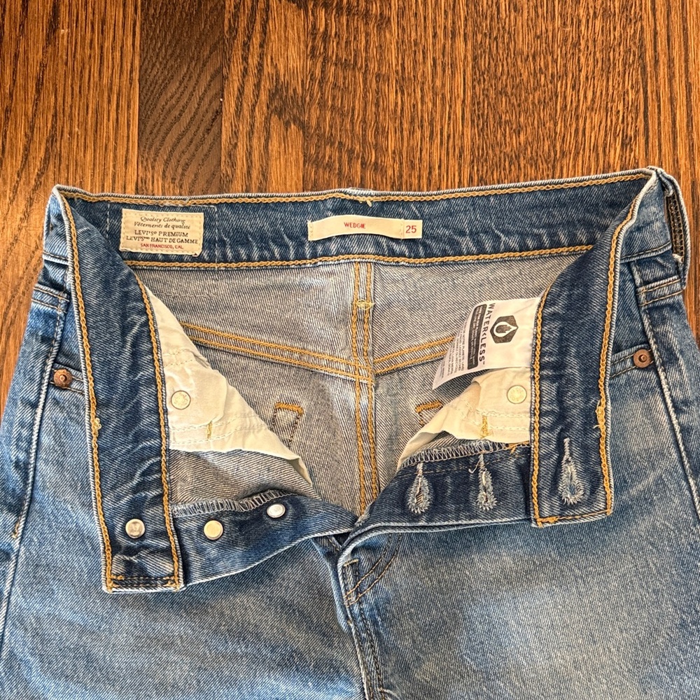 Levi's Light Blue Straight Leg Jeans - Picture 2 of 4